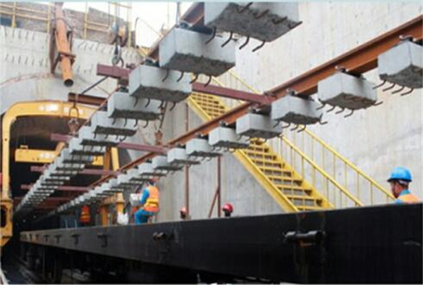 西安(ān)地鐵二(er)号線鋪(pù)軌所用(yòng)公司混(hùn)凝土軌(gui)枕産品(pin)