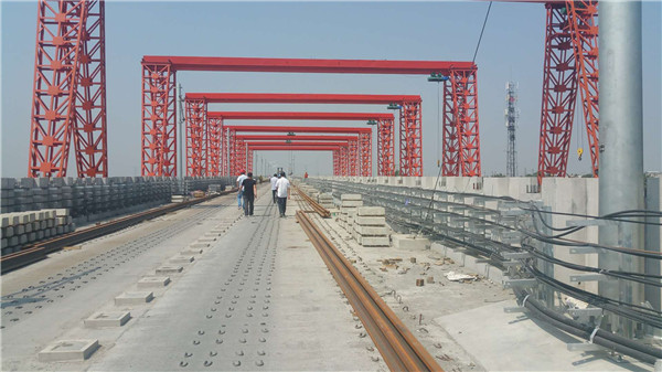 2025年12月西(xī)安北至(zhì)機場城(chéng)際鐵路(lu)鋪設軌(gui)枕現場(chǎng)